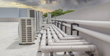 Dışarıdaki havalandırma ünitesi kompresörü binanın dışına kuruluyor..