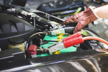 Arabanın aküsünü akü kabloları ile şarj et..