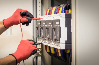 Elektrik mühendisleri elektrik tesisatlarını ve elektrik kontrol dolaplarındaki akım akışını kontrol etmek için çoklu metre kullanırlar..