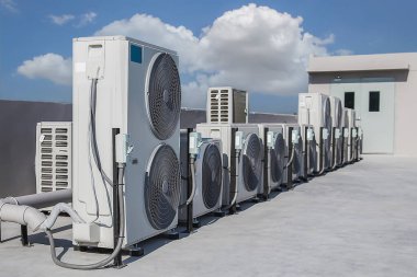 Dışarıdaki havalandırma ünitesi kompresörü binanın dışına kuruluyor..