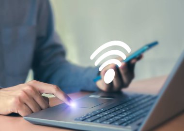Wifi simgesi küresel iş iletişimi sosyal ağ kavramına sahip dizüstü bilgisayar kullanımı