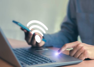 Wifi simgesi küresel iş iletişimi sosyal ağ kavramına sahip dizüstü bilgisayar kullanımı