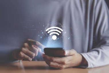 Wi-Fi internet sembolü elinde kablosuz ağ simgesi ve simgeler küresel iletişim kavramı