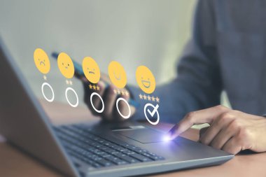 Hizmetten memnun olduğunu göstermek için gülümseyen yüz ikonu. Müşteri hizmetleri konsepti ve memnuniyeti izlenimini değerlendir.