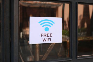 Restoranın önündeki cam kapıya ücretsiz Wi-Fi tabelası asılmış..