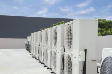 Dışarıdaki havalandırma ünitesi kompresörü binanın dışına kuruluyor..