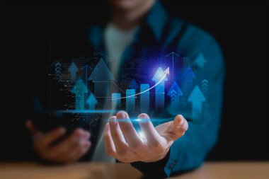 İş stratejisi geliştirme, iş adamı büyüme grafiği, iş dünyası, büyüme stratejisi ve ok ile hedefe ulaşma.