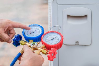 Teknisyen havalandırmayı kontrol ediyor.