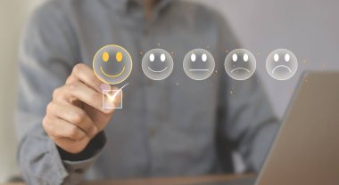 Hizmetten memnun olduğunu göstermek için gülümseyen yüz ikonu. Müşteri hizmetleri konsepti ve memnuniyeti izlenimini değerlendir.