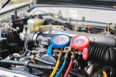 Araç havalandırma kontrol servisi, sızıntı tespit, soğutucuyu doldur. Uzman teknisyenler tarafından arabada soğutma aleti ve sayaç..