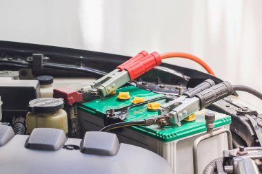 Arabanın aküsünü akü kabloları ile şarj et..