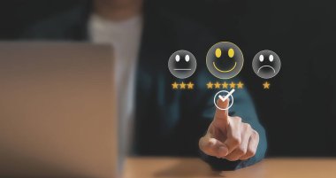 Hizmetten memnun olduğunu göstermek için gülümseyen yüz ikonu. Müşteri hizmetleri konsepti ve memnuniyeti izlenimini değerlendir.