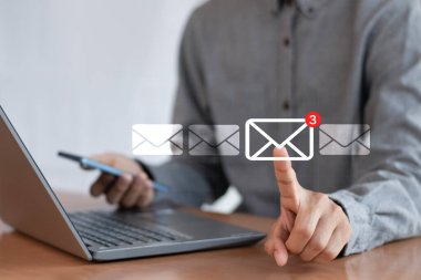 3 yeni e-posta bildirim simgesi ile iş adamı. İş iletişim teknolojisi.