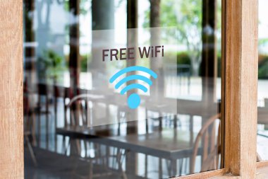Restoranın önündeki cam kapıya ücretsiz Wi-Fi tabelası asılmış..