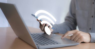 Wi-Fi simgesi, iş iletişimi sosyal ağ kavramına sahip iş dizüstünü kullan.