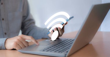 Wi-Fi simgesi, iş iletişimi sosyal ağ kavramına sahip iş dizüstünü kullan.