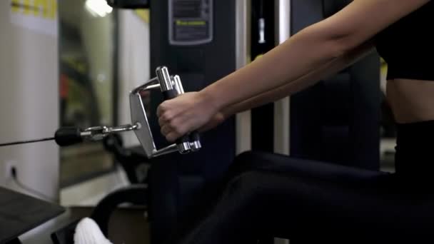 Concepto Salud Fitness Culturismo Mujer Atlética Joven Bombeando Los Músculos Video de stock