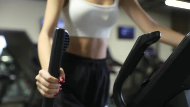 Mujer Haciendo Ejercicio Con Máquina Caminar Elíptica Gimnasio Fitness Girl Video de stock
