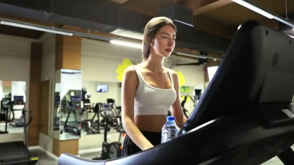 Koncepcja Opieki Zdrowotnej Fitness Kulturystyki Szczupła Dziewczyna Ćwiczy Bieżni Siłowni — Wideo stockowe