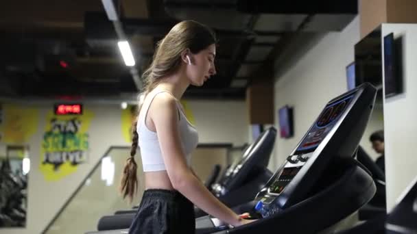 Sağlık Fitness Vücut Geliştirme Konsepti Nce Bir Kız Spor Salonundaki — Stok video