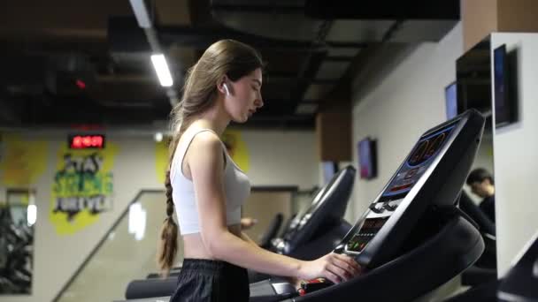 Sağlık Fitness Vücut Geliştirme Konsepti Nce Bir Kız Spor Salonundaki — Stok video