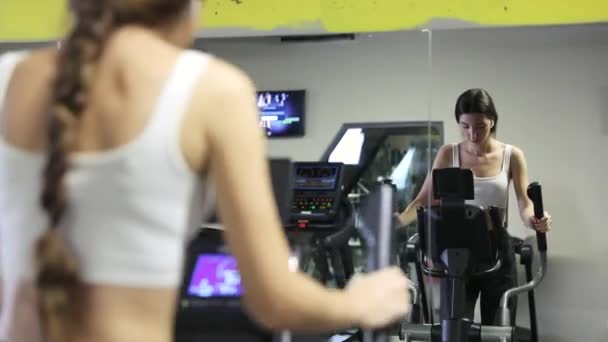 Mujer Haciendo Ejercicio Con Máquina Caminar Elíptica Gimnasio Fitness Girl — Vídeo de stock
