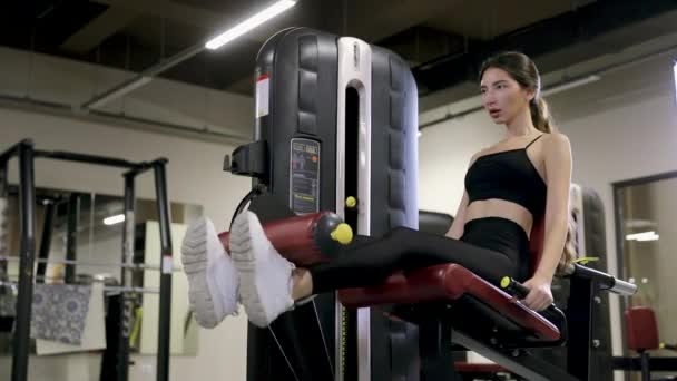 Helse Kropps Kroppsbyggingskonsept Ung Attraktiv Jente Trener Lårmusklene Sine Gymsalen – stockvideo