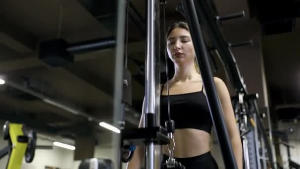 健身和健美概念 年轻的女运动员在体育馆里练肌肉 二头肌和三头肌 — 图库视频影像