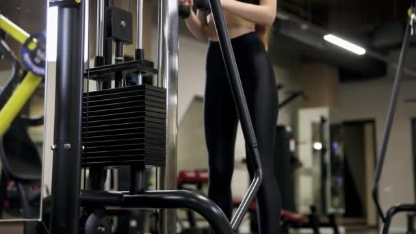 ヘルスケア フィットネス ボディービルのコンセプト 若い運動選手の女性は ジムで筋肉のバイクやトリップを汲み上げ — ストック動画