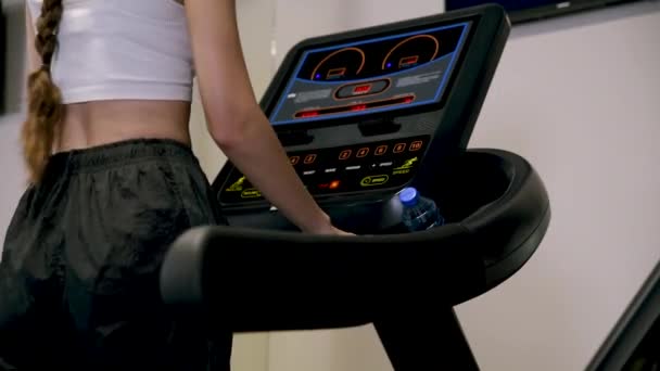 Koncepcja Opieki Zdrowotnej Fitness Kulturystyki Szczupła Dziewczyna Ćwiczy Bieżni Siłowni — Wideo stockowe