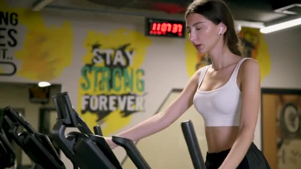 Kvinnlig Träning Med Elliptisk Promenadmaskin Gym Fitness Flicka Utbildning Walking — Stockvideo