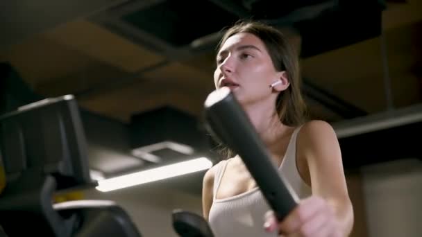 Vrouw Die Traint Met Een Elliptische Wandelmachine Sportschool Fitness Meisjestraining — Stockvideo
