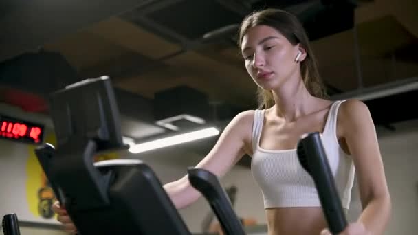 Femme Faisant Exercice Avec Une Machine Elliptique Pied Gymnase Fitness — Video
