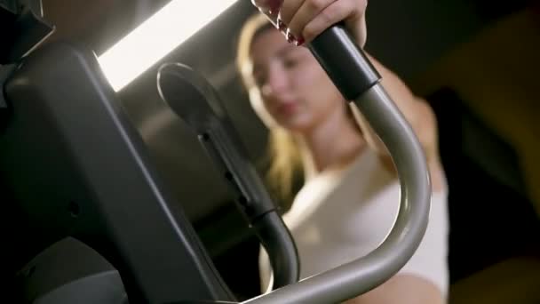Vrouw Die Traint Met Een Elliptische Wandelmachine Sportschool Fitness Meisjestraining — Stockvideo