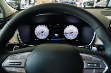 Modern araba konsolundaki dijital hız göstergesinin yakın plan görüntüsü. Arabanın konsol paneli.