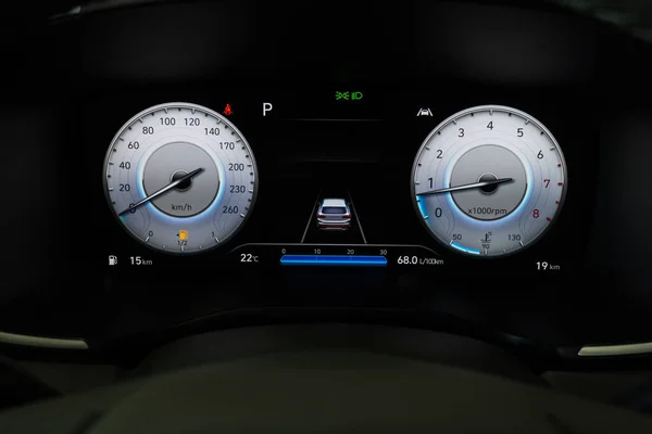 現代の車のコンソールでデジタル速度計のショットを閉じます 車のコンソールパネル — ストック写真