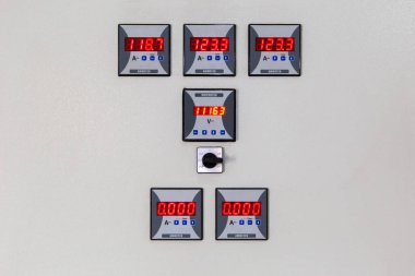 Elektrik santralinin kontrol panelinde dijital voltmetre, amfi ölçer ve sinyal lambası. Elektrik dağıtım paneli ünitesindeki bağlantılar, seçici anahtarı olan kontrol paneli devresi