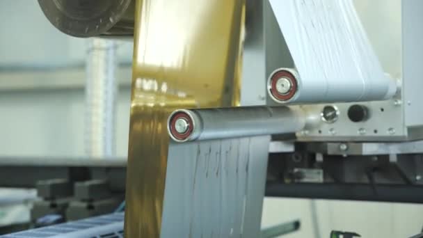 Παραγωγή Συσκευασίας Σελοφάν Σελοφάν Κινείται Μεταξύ Των Αξόνων — Αρχείο Βίντεο