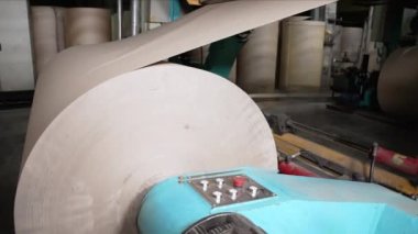 Karton konteynır üretimi için Atılgan. Karton kutuların ve bükülmüş paketlerin üretimi.