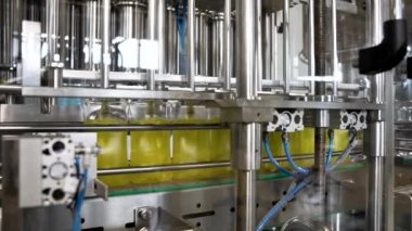 Otomatik kimyasal ürünler doluyor. Sıvı deterjan dolu plastik PET şişeleri taşıyıcı bant boyunca hareket ediyor. Otomatik şişe doldurma makinesi.