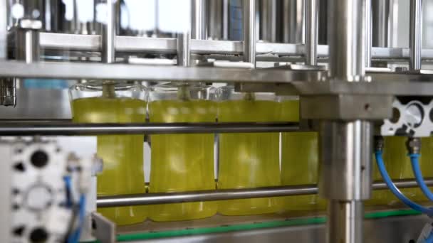 Zautomatyzowane Napełnianie Produktów Chemicznych Plastikowe Butelki Pet Wypełnione Płynnym Detergentem Wideo Stockowe bez tantiem