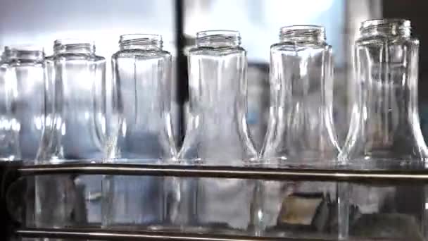 玻璃瓶生产 工业玻璃生产设施输送带上的玻璃瓶 — 图库视频影像