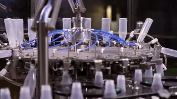 Sås Produktionslinje Halvgenomskinliga Plastflaskor Som Rör Sig Genom Produktionslinjen Automatisk Videoklipp