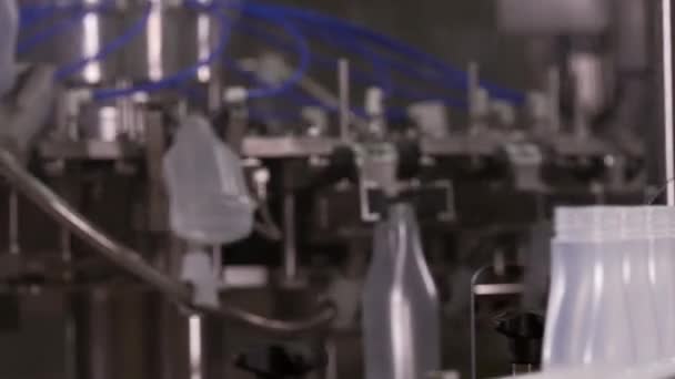 Saucenproduktionslinie Semitransparente Plastikflaschen Wandern Durch Die Produktionslinie Automatische Linie Zur — Stockvideo