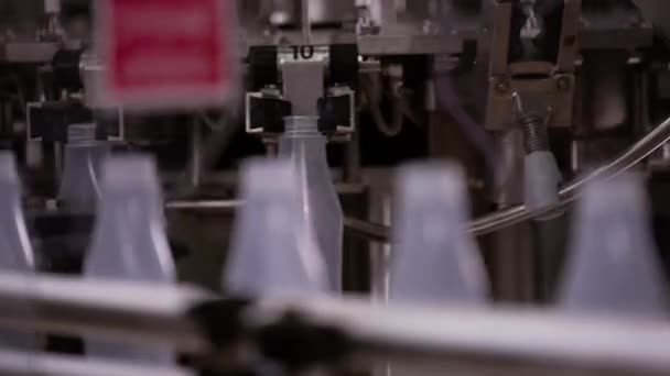 ソース生産ライン 半透明なプラスチックボトルは 生産ラインを介して移動します ソースの処理のための自動ライン — ストック動画