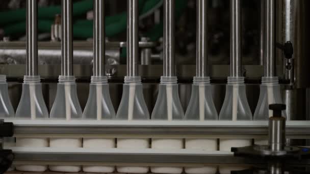 Línea Producción Salsa Botellas Plástico Semitransparentes Que Atraviesan Línea Producción — Vídeos de Stock