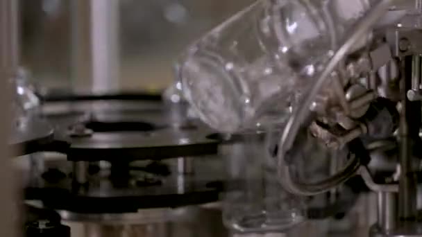 玻璃瓶在工厂生产线上 食品工业工厂的生产工艺 免版税图库视频片段