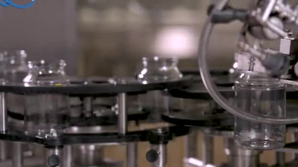 玻璃瓶在工厂生产线上 食品工业工厂的生产工艺 — 图库视频影像