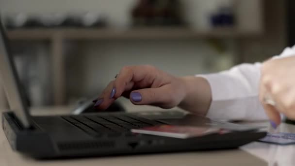 Handen Unga Kvinnor Köper Online Med Kreditkort Kvinna Använder Laptop Stockvideo