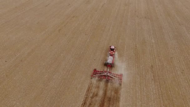红色联合收割田里的小麦 顶部视图 在田里工作的收割机 无人机的俯瞰 免版税图库视频片段